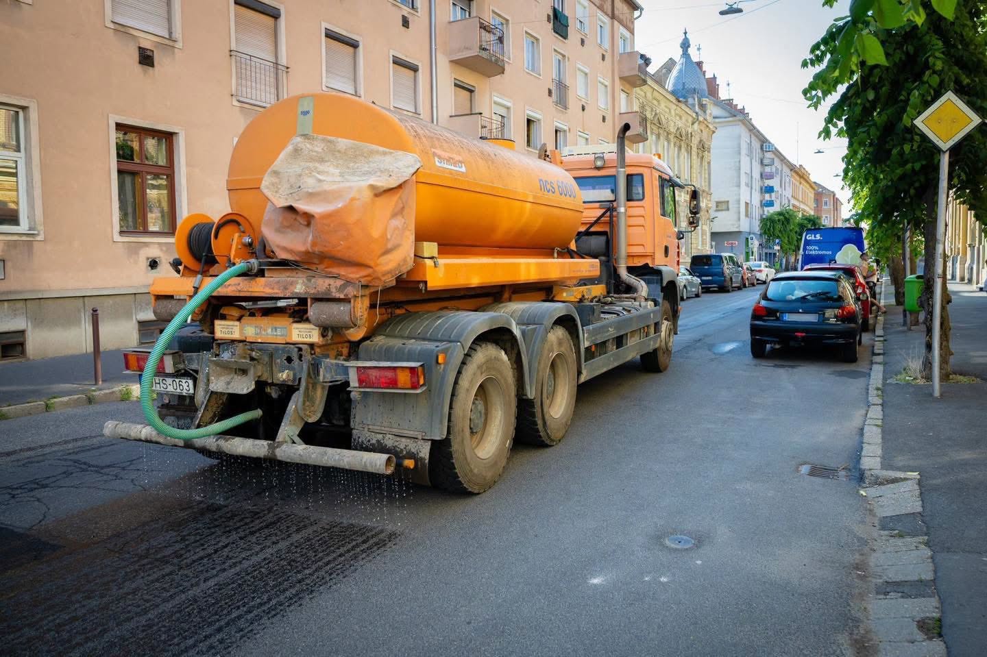 Locsolóautók hűtik Szombathely utcáit